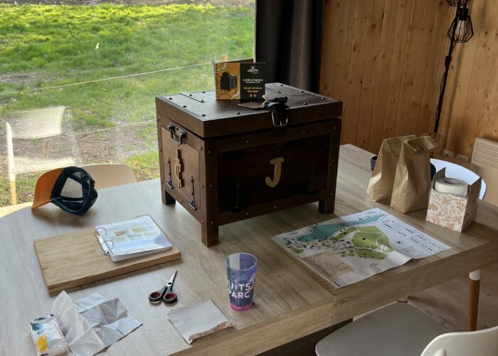 C'est une malle d'escape game qu'il est possible de faire à la maison et/ou entre amis, résolvez des énigmes et essayer d'aller au bout du secret